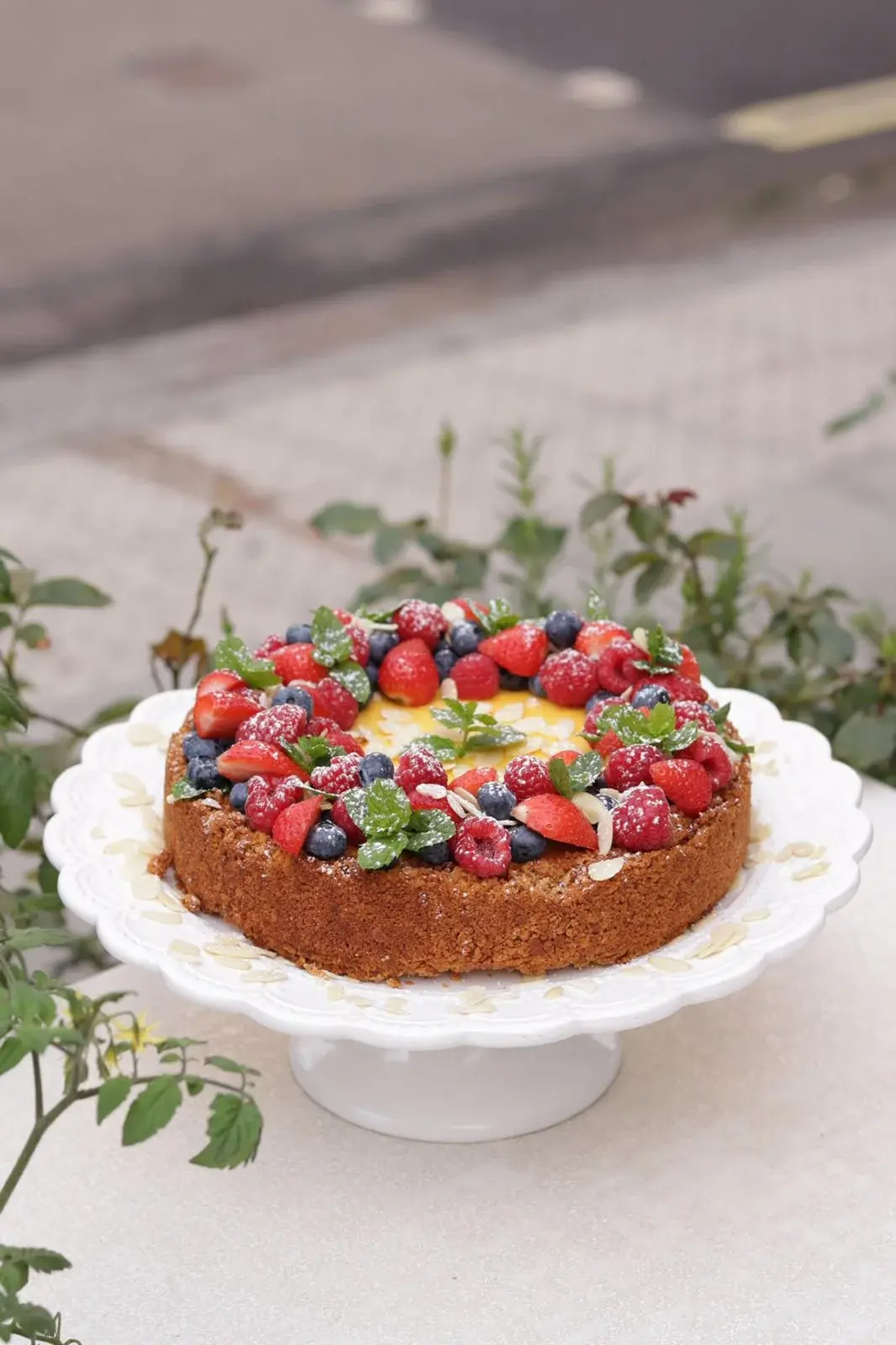 Berry cake on a stand at L'Angolo Bianco